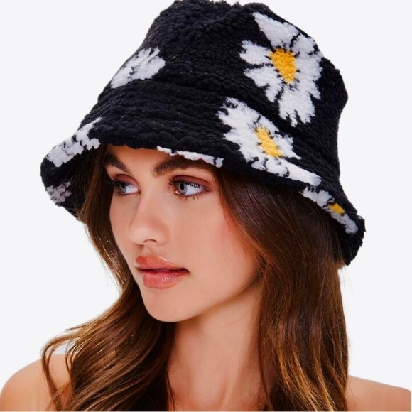 Forever 21 Accessories - FOREVER 21 Daisy Faux Fur Hat